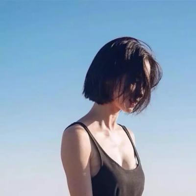 WeChat girl avatar with short hair, elegant temperament, and disguised sadness with a smile