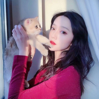 The latest WeChat avatar for girls holding pets in 2021, a complete collection of cute and beautiful girl avatars