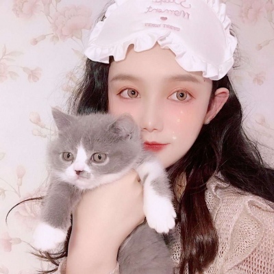 The latest WeChat avatar for girls holding pets in 2021, a complete collection of cute and beautiful girl avatars