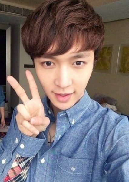 Zhang Yixing's cute and silly selfie pictures