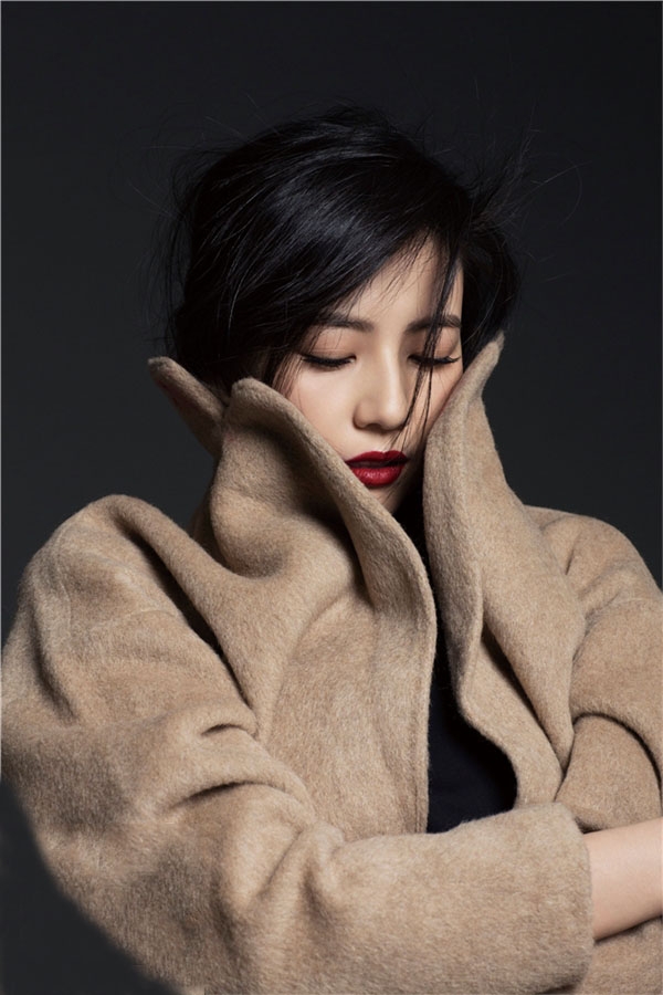 Gao Yuanyuan's magazine photo collection is soft and beautiful, yet sexy and handsome