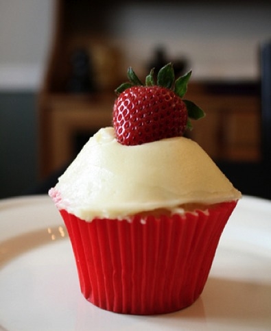 Sweet Red Strawberry Cake Delicious Picture