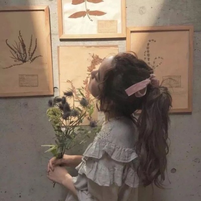 Forest style female avatar, artistic high-definition female avatar holding flowers
