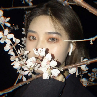 Forest style female avatar, artistic high-definition female avatar holding flowers