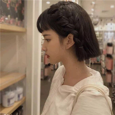 The latest version of the beautiful short haired girl avatar with high looks, Xiao Qingxin. Compared to liking you, I think I should love myself first