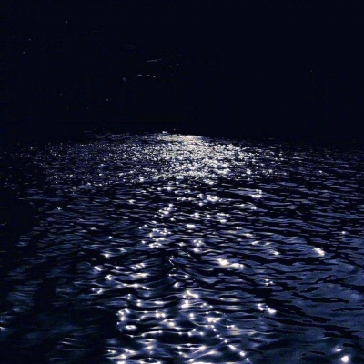Beautiful dark sea scenery avatar, don't repeat your decadent life day after day