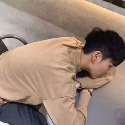 High-definition WeChat boy's back profile picture with a sad personality. He vows to be cautious in dating because of risks.