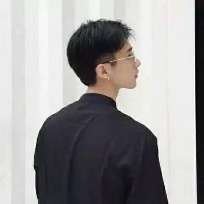 High-definition WeChat boy's back profile picture with a sad personality. He vows to be cautious in dating because of risks.