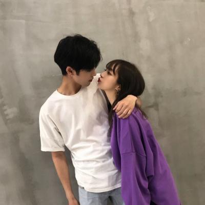 QQ personalized avatar couple kissing one or two sweet and romantic. Any weather is suitable for missing you.