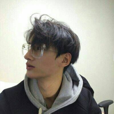 2021 Super Popular Personality Boy Weibo Avatar Wearing Glasses I guess Yuelaowan broke my red line