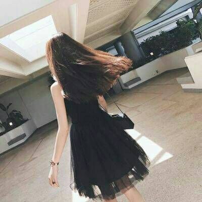 A collection of beautiful pictures of girls with long hair and their backs. I hope you will smile when you hear my name.