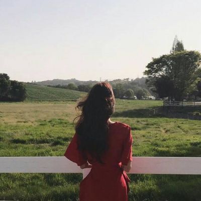 A collection of beautiful pictures of girls with long hair and their backs. I hope you will smile when you hear my name.