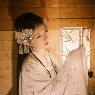 Beautiful and beautiful girls ancient style avatar WeChat HD. Distance defeats love with the help of time.