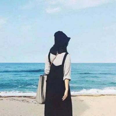 The girl's back profile photo on the beach is beautiful. I can't control what I lose or what I have.