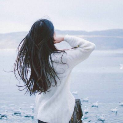 The girl's back profile photo on the beach is beautiful. I can't control what I lose or what I have.