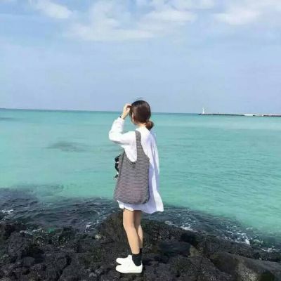 The girl's back profile photo on the beach is beautiful. I can't control what I lose or what I have.