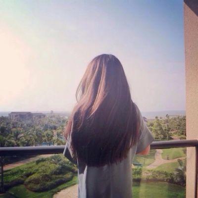 The beautiful girl's WeChat back profile picture with long hair is high definition. Each other will also separate.
