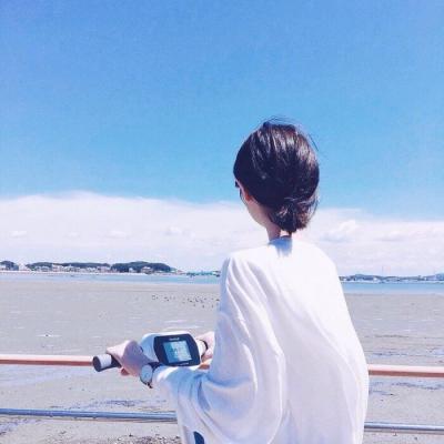Wechat picture of a seaside beauty with beautiful back view. Anyone who dares to love is destined to be injured.