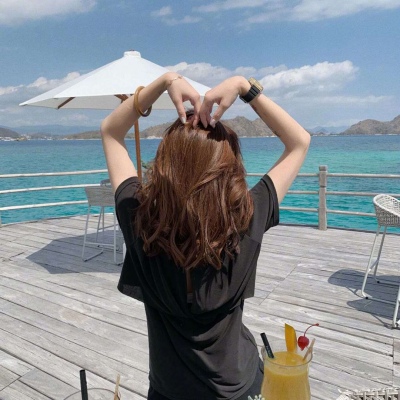The beautiful girls back profile picture on WeChat has no watermark. What lasts longer than love is friendship.