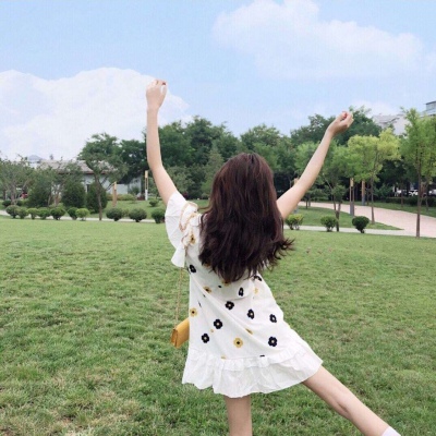 The beautiful girls back profile picture on WeChat has no watermark. What lasts longer than love is friendship.