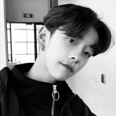 2021 WeChat handsome guy avatar is domineering and super cool black and white picture Loving you is so happy that its hard to control your brows