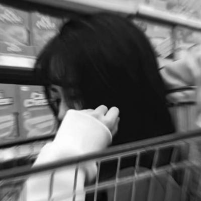 Domineering black and white photo of a girl with WeChat avatar. The world is dangerous and I want to hide in your arms.