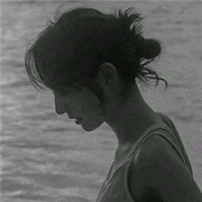Domineering black and white photo of a girl with WeChat avatar. The world is dangerous and I want to hide in your arms.