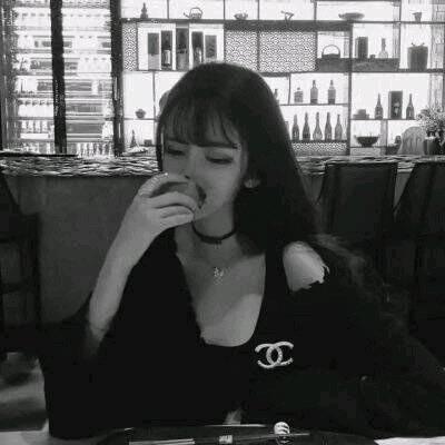 Domineering black and white photo of a girl with WeChat avatar. The world is dangerous and I want to hide in your arms.