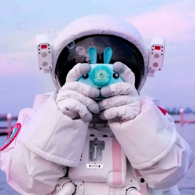 The most popular romantic QQ WeChat avatar of an astronaut. Returning you to the human sea is sober and intellectual.