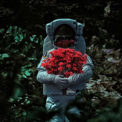 The most popular romantic QQ WeChat avatar of an astronaut. Returning you to the human sea is sober and intellectual.