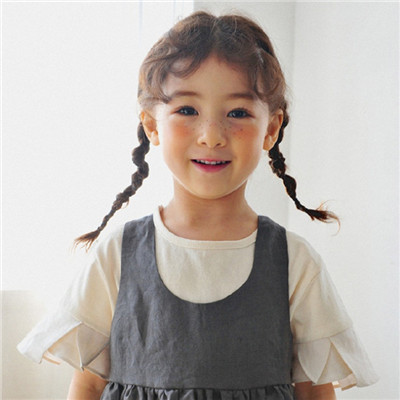 Mixed race little loli cute little girl avatar picture, get out of the way when the lady comes.