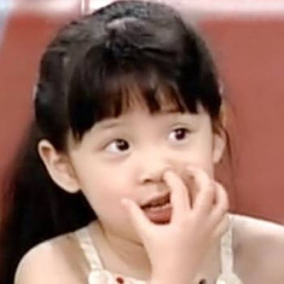 A collection of cute photos of Ouyang Nana when she was little