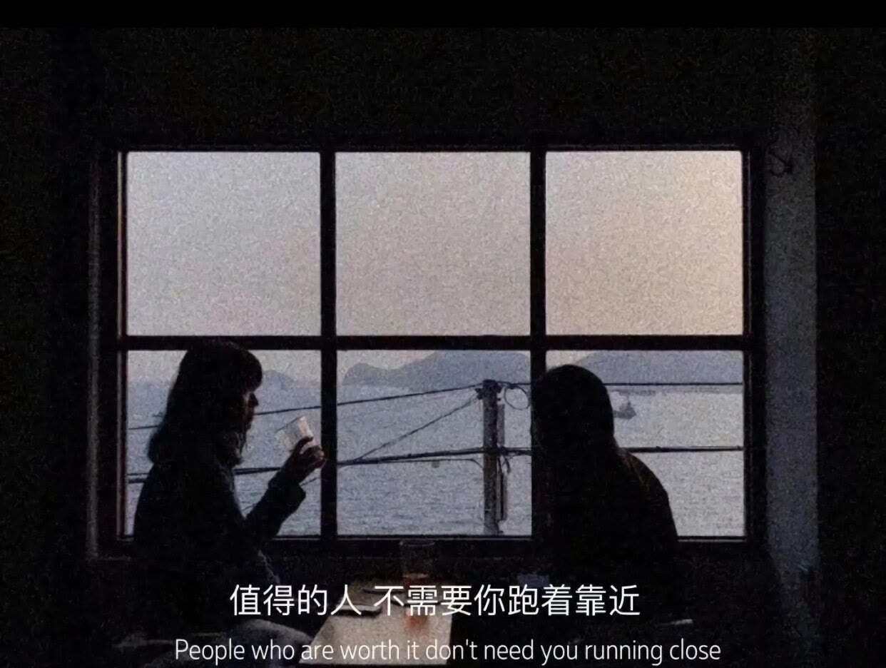 伤感图片-第一眼就心动的人是不会甘心做朋友的。(5)