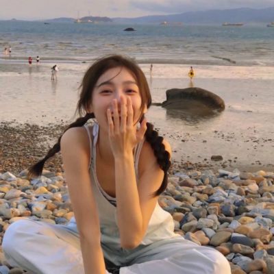 The latest version of the avatar of a good-looking girl with a cool temperament. The sea at three o'clock in the morning is still love with closed eyes.