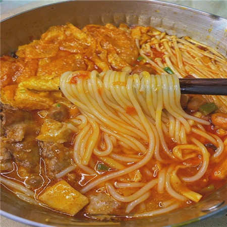 The latest high-definition, real and delicious material of snail noodles. Students who love to eat snail noodles, please raise your hand. I am Kangkang.