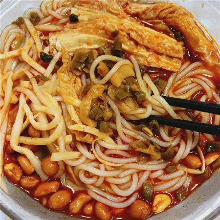 The latest high-definition, real and delicious material of snail noodles. Students who love to eat snail noodles, please raise your hand. I am Kangkang.