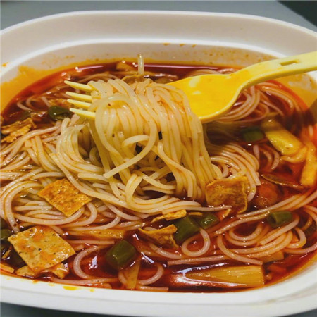 The latest high-definition, real and delicious material of snail noodles. Students who love to eat snail noodles, please raise your hand. I am Kangkang.