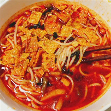 The latest high-definition, real and delicious material of snail noodles. Students who love to eat snail noodles, please raise your hand. I am Kangkang.