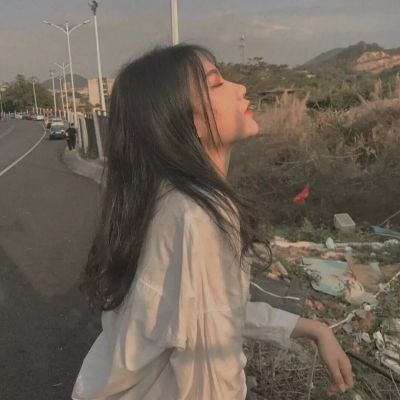 A beautiful girl's profile picture with a sense of artistic conception and story. The sun warms those who get up early, and the moon accompanies those who stay up late.