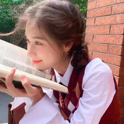 A beautiful girl's profile picture with a sense of artistic conception and story. The sun warms those who get up early, and the moon accompanies those who stay up late.