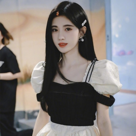Ju Jingyi's 2021 new photos are very beautiful. When her inferiority complex overflows, she becomes quiet and gentle.