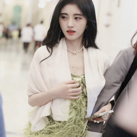 Ju Jingyi's 2021 new photos are very beautiful. When her inferiority complex overflows, she becomes quiet and gentle.