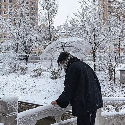 The latest charming and beautiful female head in the snow. High-definition female head suitable for snowing.