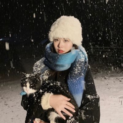The latest charming and beautiful female head in the snow. High-definition female head suitable for snowing.