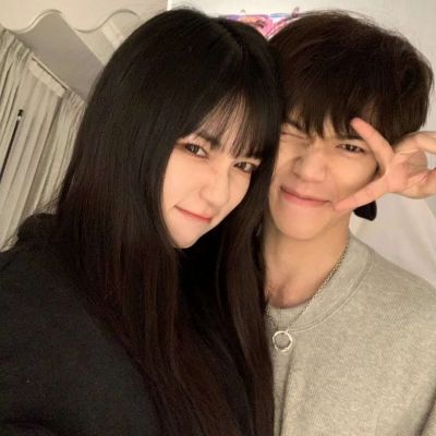 The couple's avatar is a man and a woman who are really good-looking. Smoking is harmful to your health. Love me and it will prolong your life.