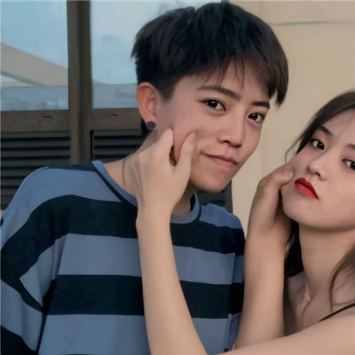 2022 is a very beautiful and high-end couple portrait. I hope this year will be a good year to remember in the coming year.