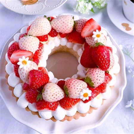 Received pictures of the first strawberry cake in winter. Waiting for the first strawberry cake in winter.
