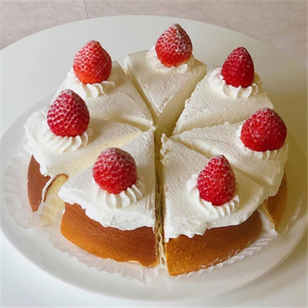 Received pictures of the first strawberry cake in winter. Waiting for the first strawberry cake in winter.