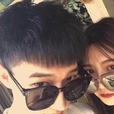 Personalized sweet couple avatar on WeChat, half of each person