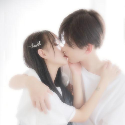 QQ couple avatars domineering and loving kiss